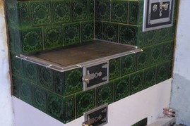 Kachlový sporák, ručně vyráběné kachle zelené barvy, teplovodní výměník, nerezové kování